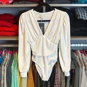 Capella white long sleeve v neck snap bottom super soft bodysuit size S NWT